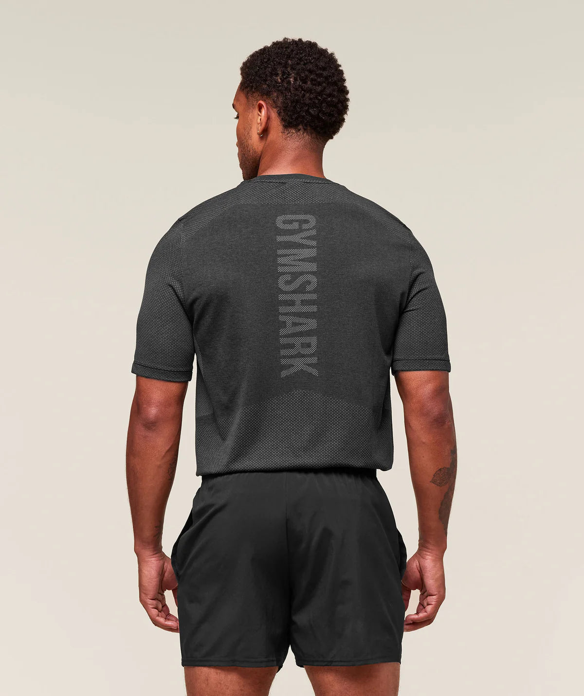 LIGHTWEIGHT SEAMLESS T-SHIRT